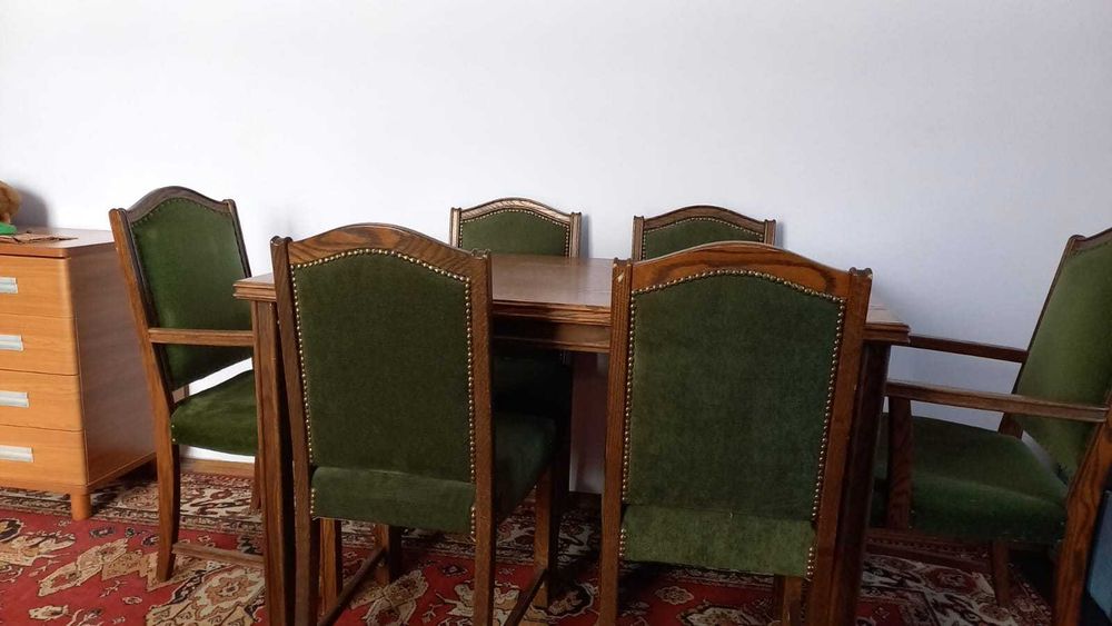 Обеденный стол и стулья