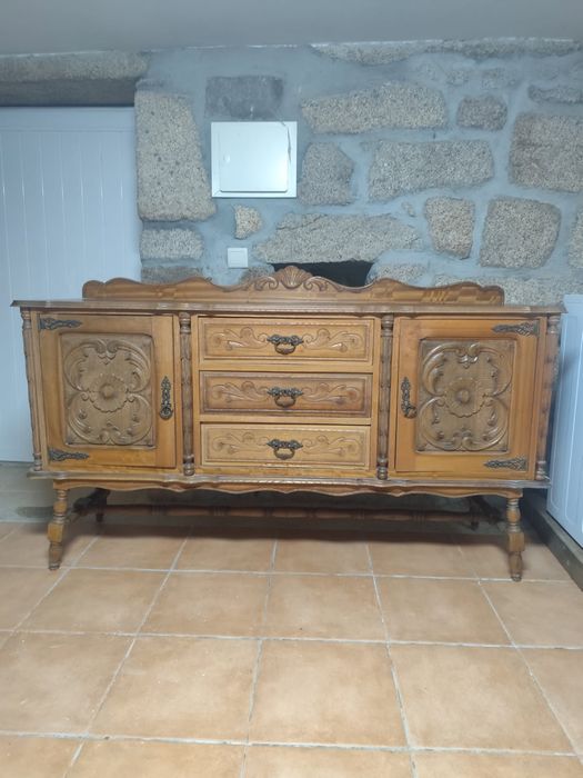 Móvel aparador esculpido