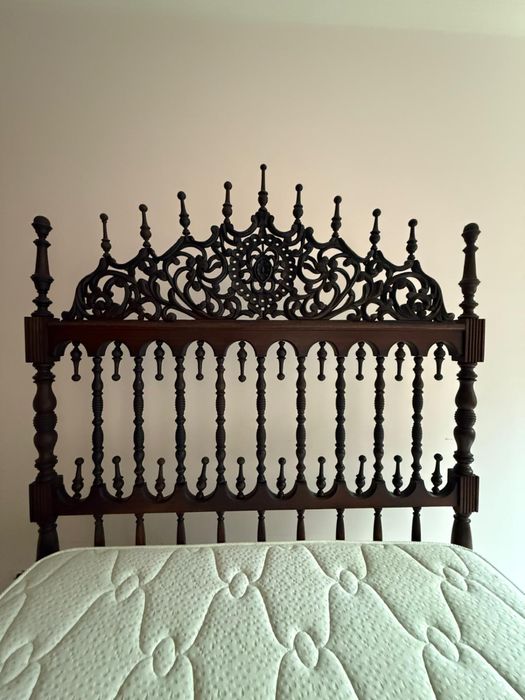 Cama de casal de madeira (estilo antigo)
