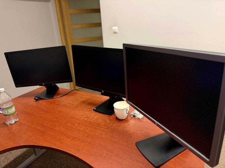 Sprzedam 4 monitory biurowe - sprawne, dobry stan.