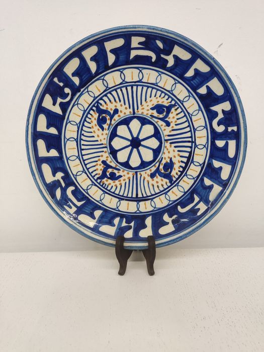 Prato de porcelana espanhola do século XXI