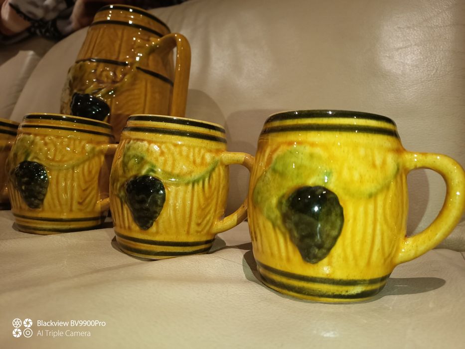 A melhor caneca para a época da prova dos vinhos novos com amigos