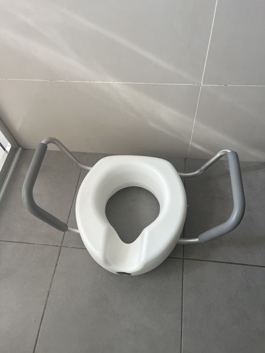 Elevador de Sanita com Apoio de Braços