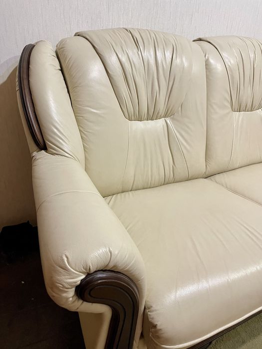 Бежевий шкіряний комплект мягкої частини диван і два крісла