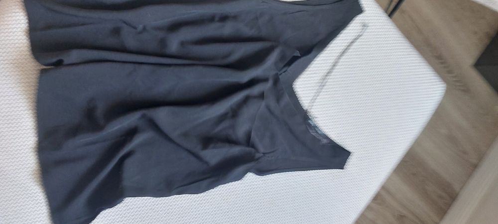 Czarny topik, wygląda jak z jedwabiu