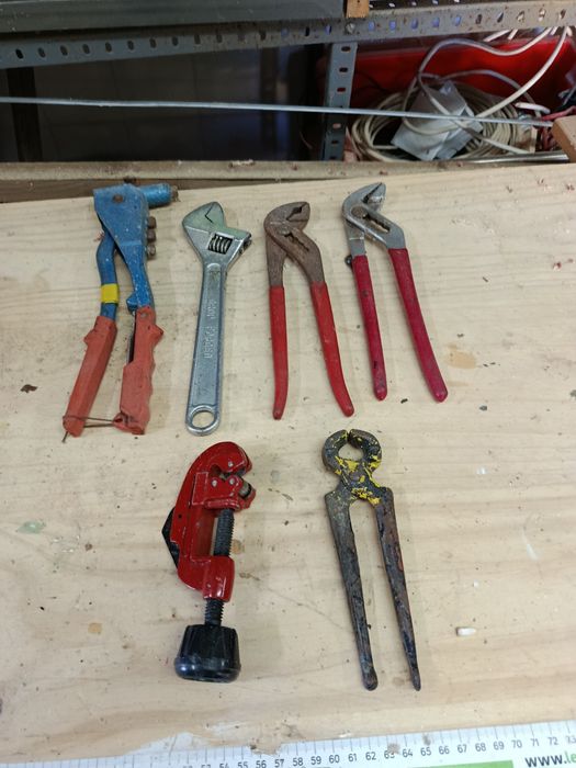 Selling Various Tools494372655265884161