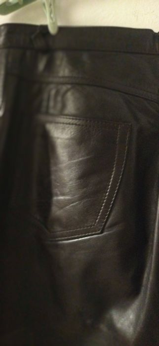 Calças de pele castanhas da Capri