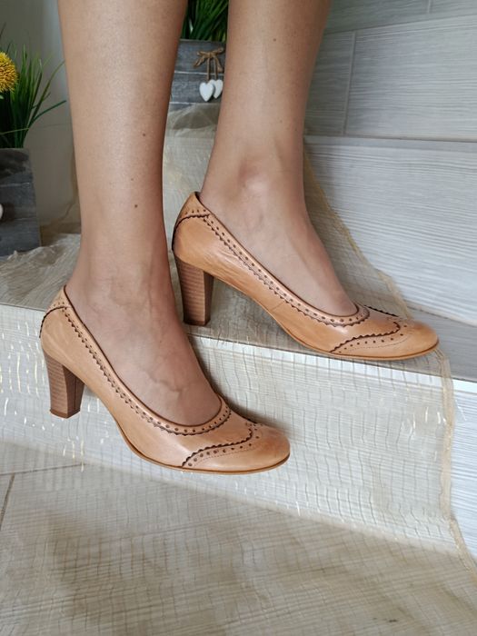 Buty damskie skórzane na obcasie  38