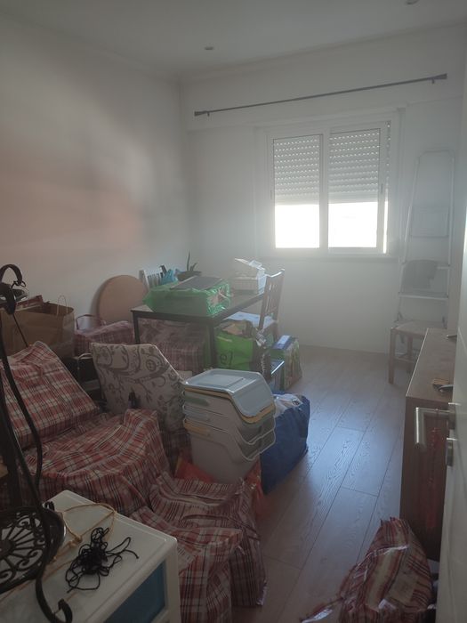 Arrendo Apartamento T2 em frente estação CP Amadora, junto à Câmara Municipal 
Av. Cardoso Lopes
