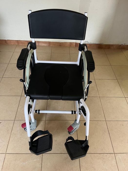 Cadeira de rodas / bacio integrado