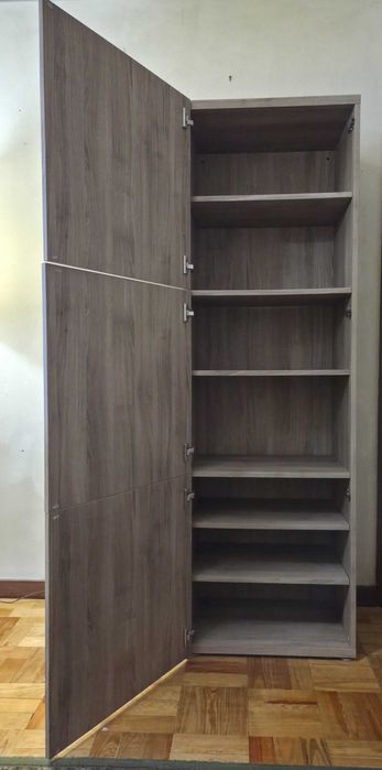 Estante com portas  Ikea:
Módulo com 3 portas, al 193cm, largura 60cm
com 6 prateleiras interiores. carvalho