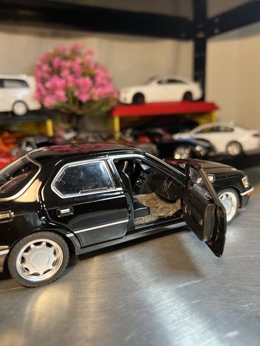 Модель 1:24 у стилі Lexus LS400