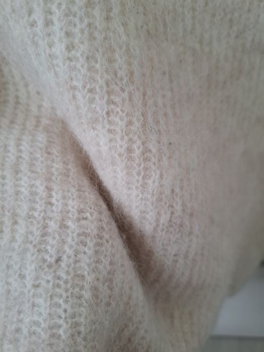 Beżowy wełniany puszysty sweter zara