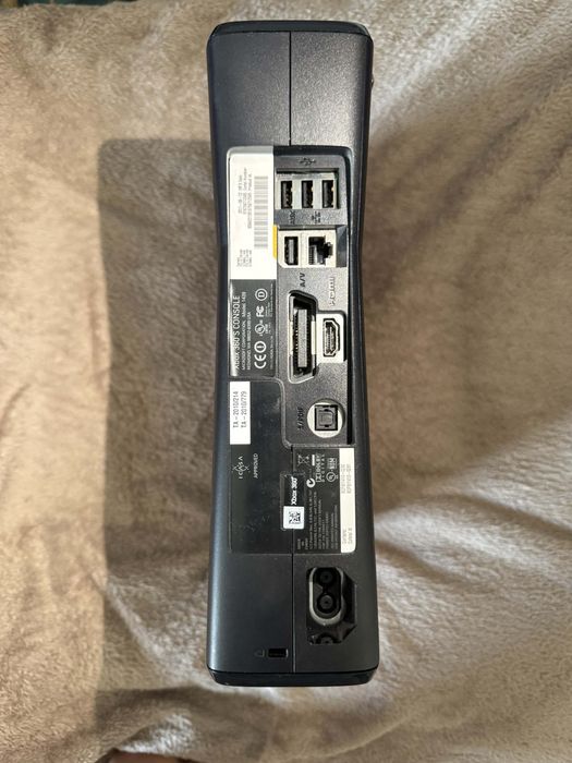 Xbox 360 S + dwa pady + kinect + gry