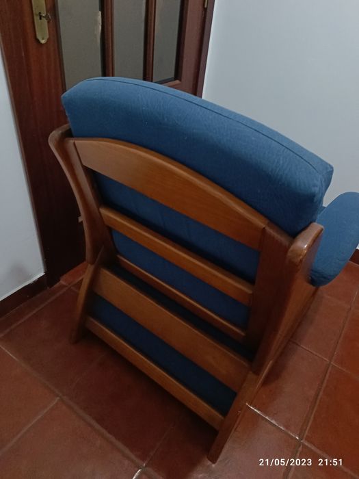 Cadeirão em madeira maciça com estofado azul