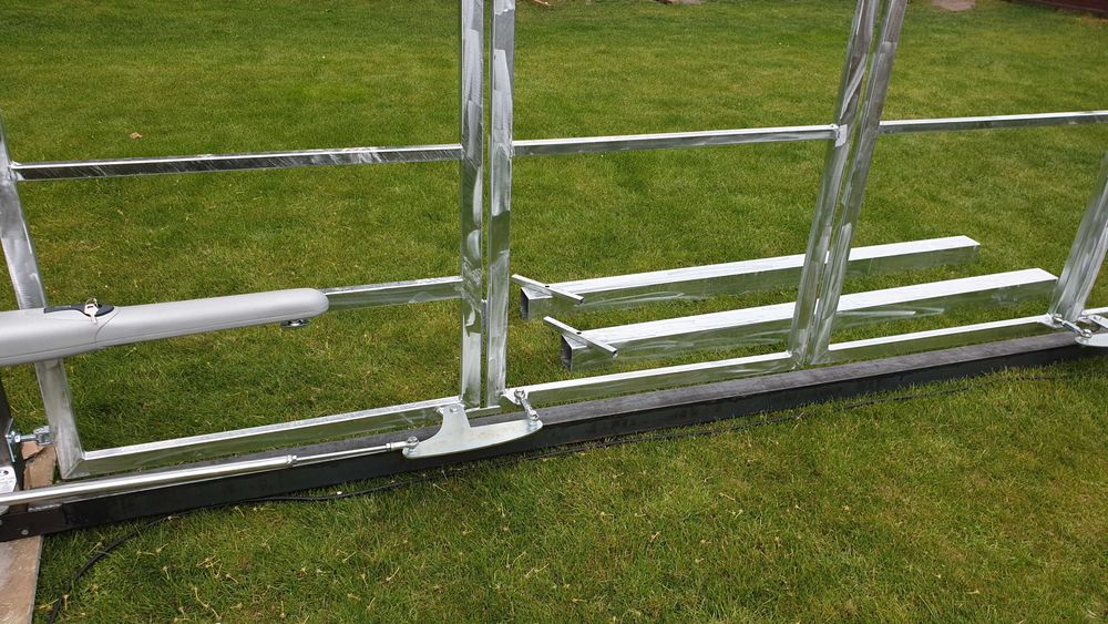 Brama harmonijkowa, brama składana, mechanizm składania skrzydeł bramy