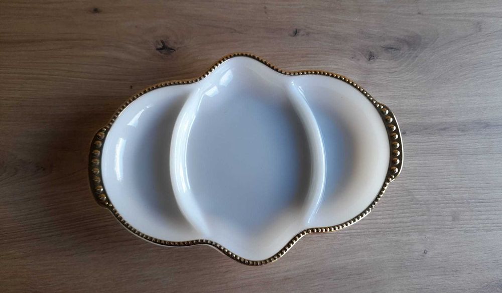 Bandeja de prato dividida em vidro de leite branco