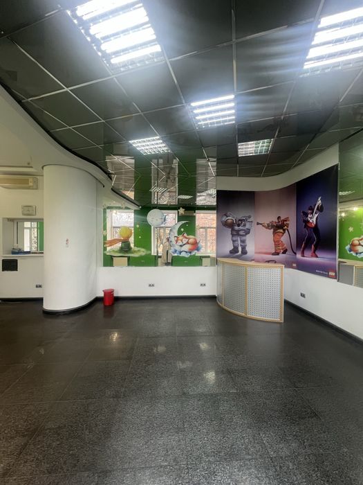 Здається в оренду комерційне приміщення 190 кв.м з фасадним входом.