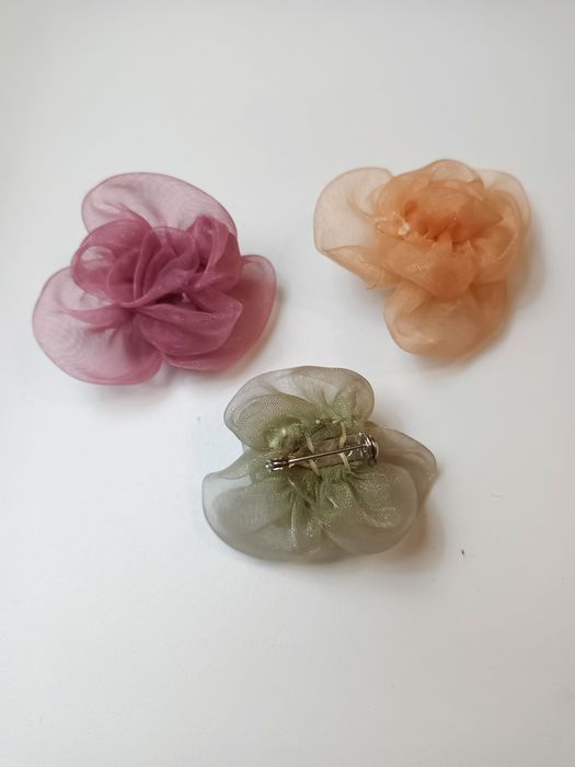 Alfinete flor em organza