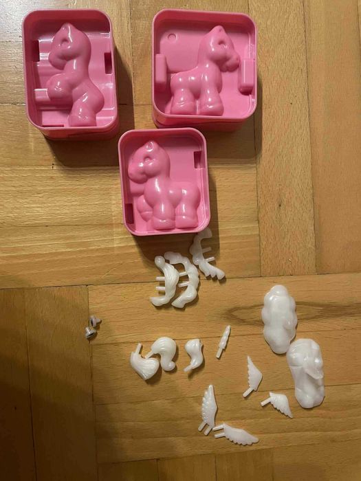 3 zestawy Zestaw Play-Doh remiza patera do ciast koniki Pony