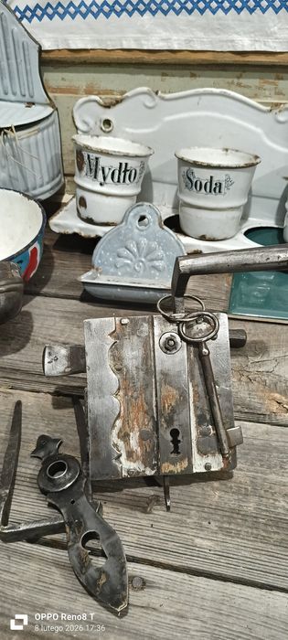 Zabytkowy zamek skrzynkowy.