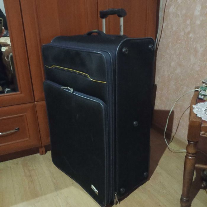 Валіза на колесах 70 см