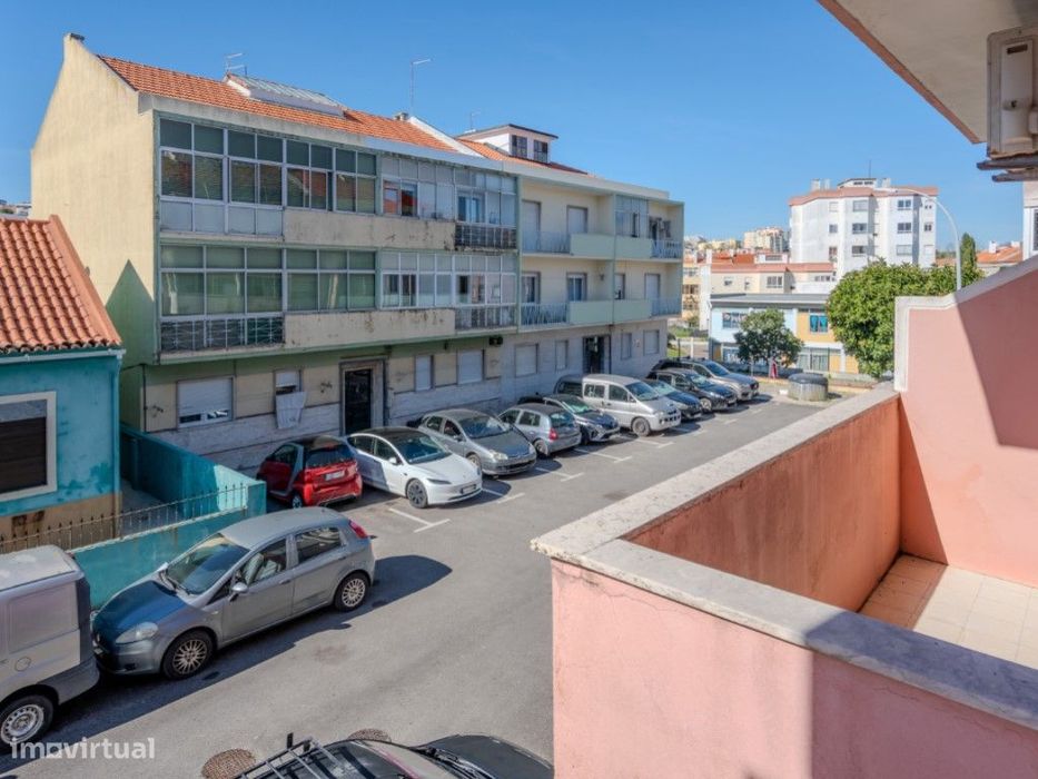 Apartamento T2 usado para venda em Mina de Água, Amadora