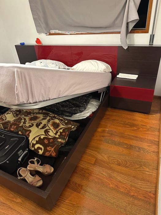 Cama casal com arrumação, cabeceira, iluminação e criados