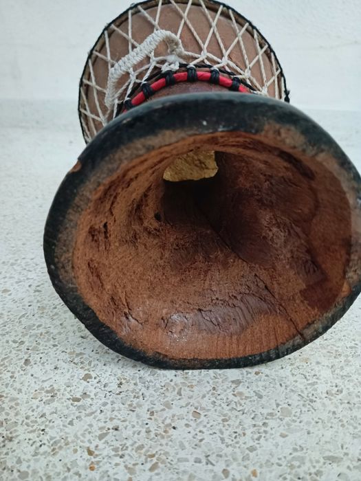 Tambor africano / djambê em madeira e pele de cabra feito artesanalmen
