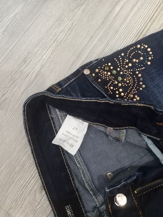 Женские джинсы со стразами 27р.