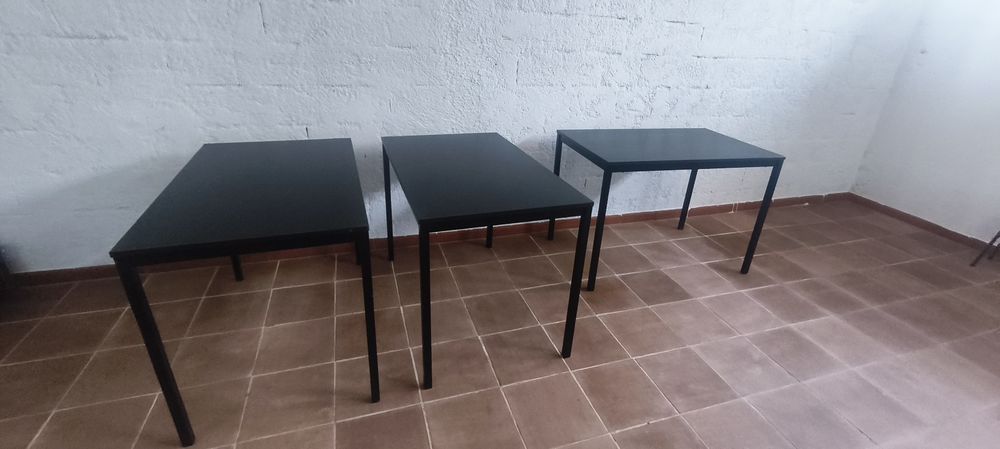 Mesa preta IKEA.