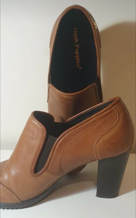 Sapato clássico em pele Hush Puppies em ótimo estado.