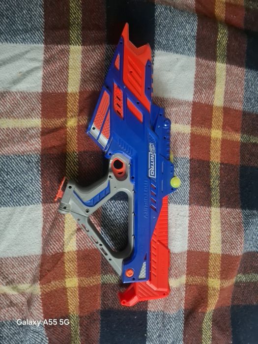 Nerf бластер запускаючи машинки