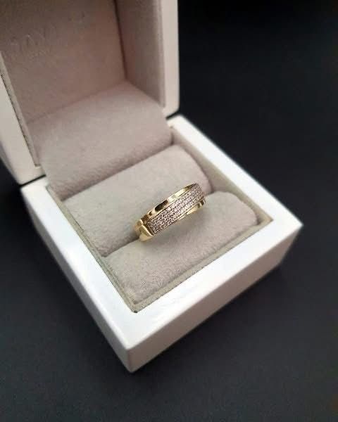 Piękny Złoty Pierścionek zdobiony Cyrkoniami