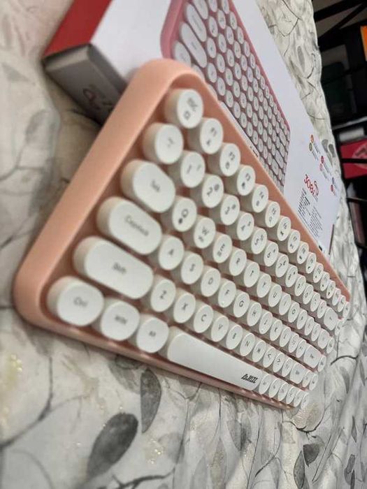 Teclado cor-de-rosa com teclas amortecidas