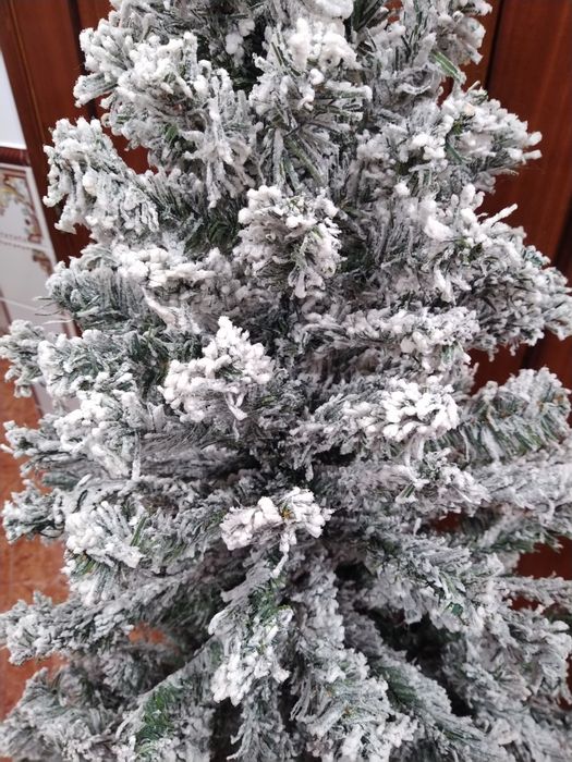 Árvore de Natal verde com neve casa quarto apartamento vivenda escritó
