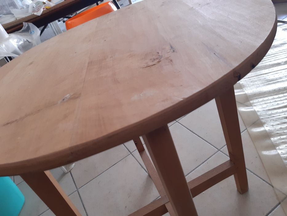 Mesa camilha em madeira com toalha aveludada