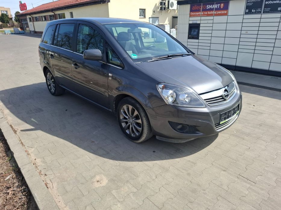 Opel Zafira 1.6 Benzyna • 2010 • 7 osób • Zadbana