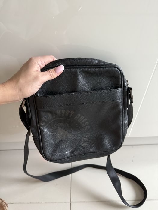Torba na ramię GUESS listonoszka czarna skórzana zapinana na zamek