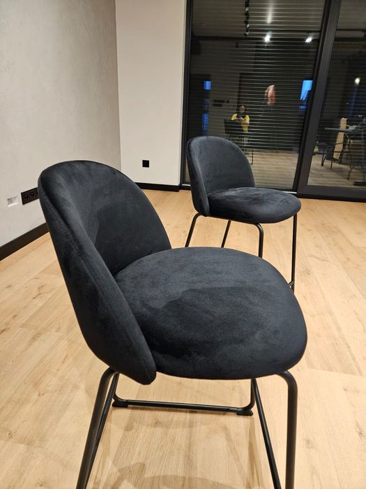 Dwa Hokery / krzesła  tapicerowane czarny welur