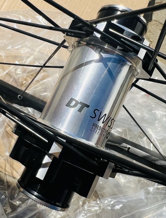 Piasta Przednia DT SWISS sztywna oś 15x110 ROCK SHOX RS1 PREDICTIVE 28H Maszynowe Łożyska Tarcza 6 śrub Straight Pull PRO