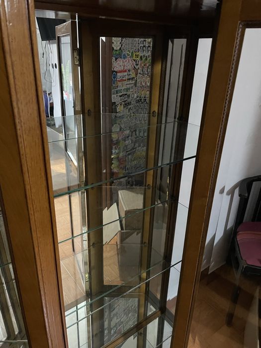 Vitrine em madeira