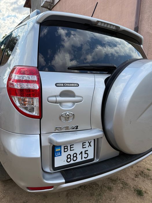Продам сімейне авто Toyota Rav4 Long 2011