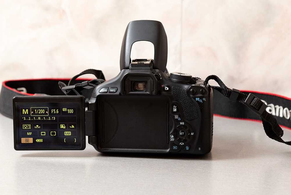 Canon EOS 600D дзеркальний фотоапарат -Повний комплект