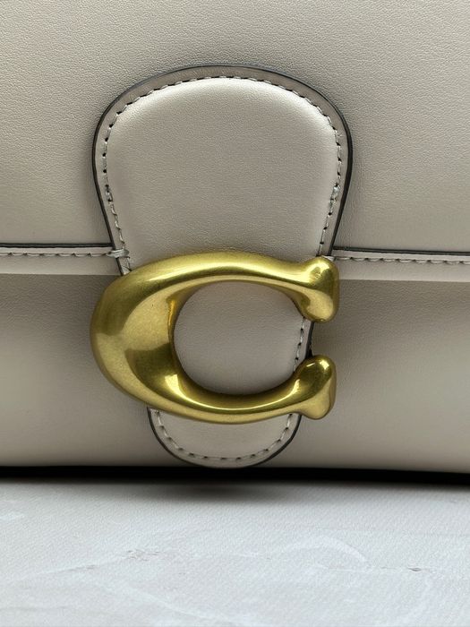 Жіноча сумка шкіряна Coach Soft Tabby Shoulder Bag молочна