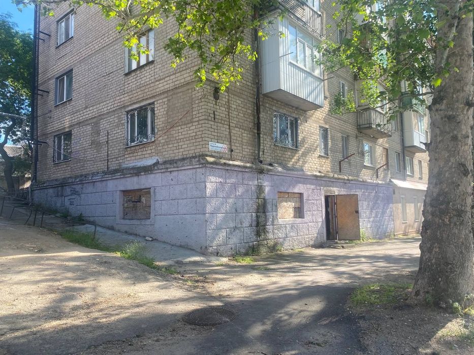 Продажа фасадного помещения в Р-не Яхт-клуба 202м 35000$