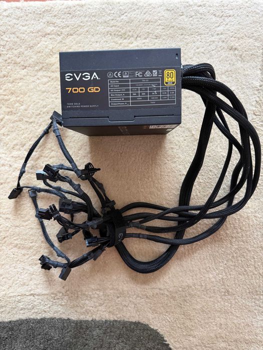 Fonte de Alimentação Pc EVGA 700 GD 700W 80 Plus Gold