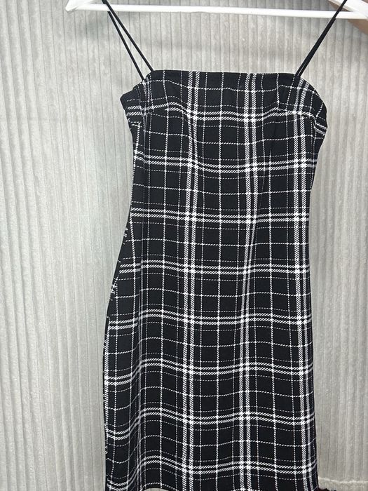 Коротка сукня на бретельках