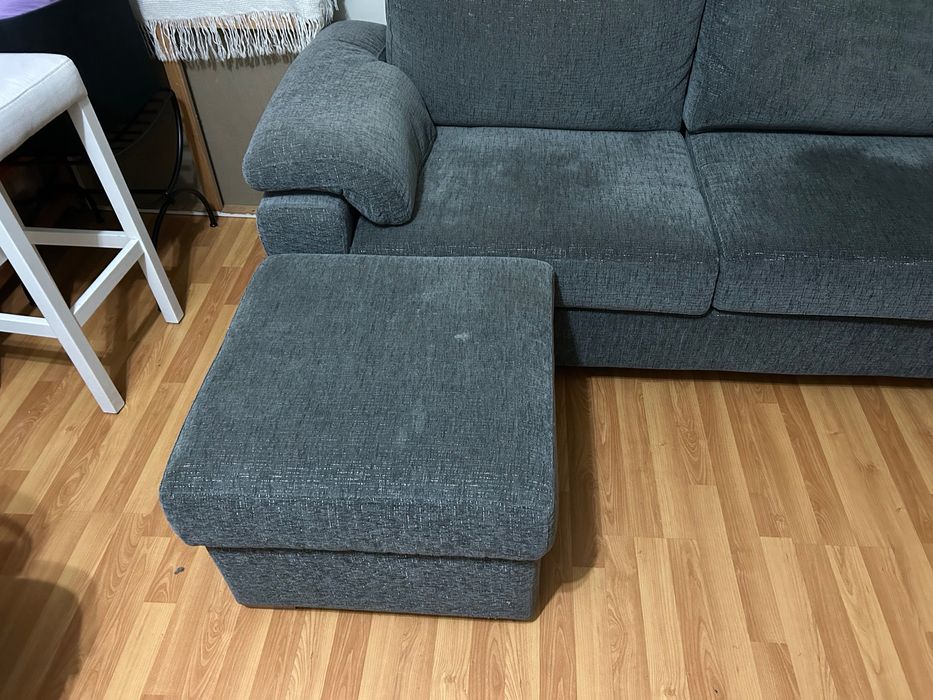 Sofá cinzento de dois lugares