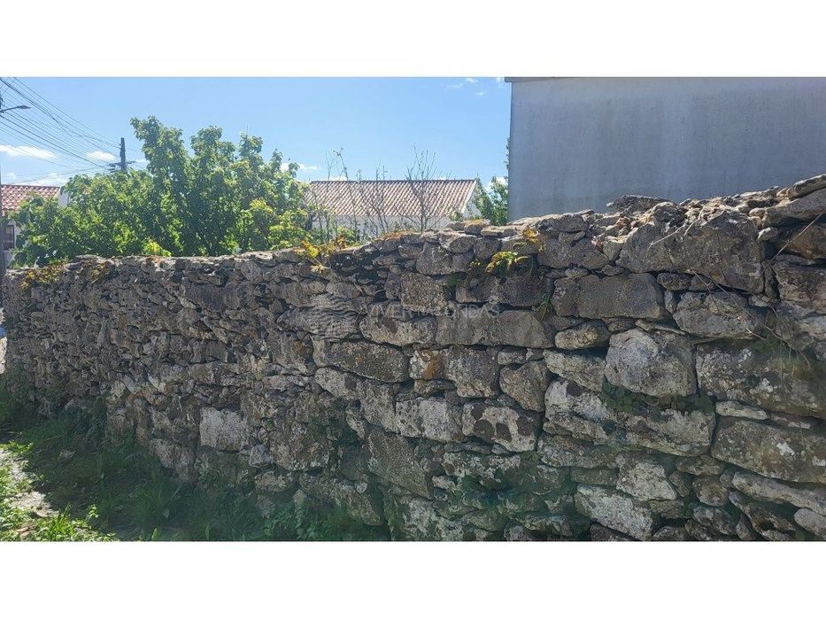 Terreno Rústico com 1.280 m² em Zona Tranquila e de Fácil Acesso